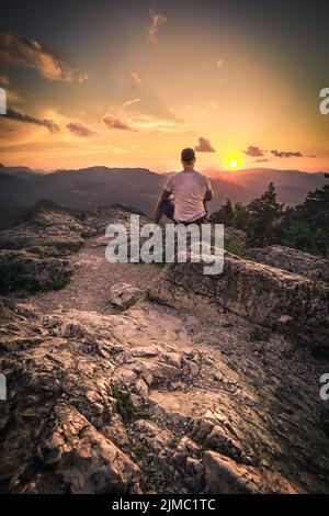 L uomo sulla cima della montagna. Scena concettuale. Foto Stock