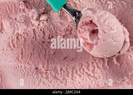 Gelato alla fragola con paletta Foto Stock