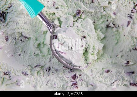 Vista superiore di aroma di menta gelato alla crema con scaglie di cioccolato nella casella Foto Stock