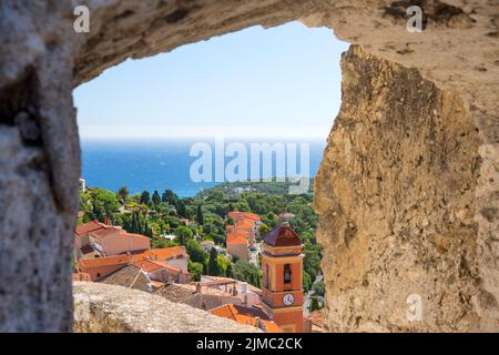 Vista della chiesa dalla finestra della fortezza dell'antico castello di Roquebrune-Cap-Martin, Francia sulla costa mediterranea vicino a Monaco. Jour Foto Stock