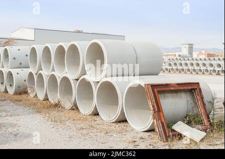 Tubo di cemento per l'edilizia Foto Stock
