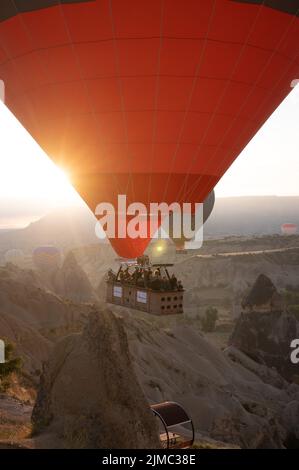 29 giugno 2022, Turchia, Göreme: Palloncini ad aria calda che volano all'alba di fronte ad un altopiano di roccia. Foto: Sebastian Kahnert/dpa Foto Stock