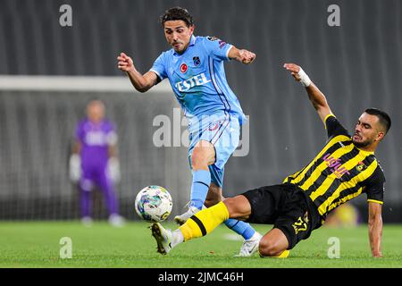 ISTANBUL, PAESI BASSI - AGOSTO 5: Abdulkadir Omur di Trabzonspor, Melih Kabasakal di Istambulspor durante la Super Lig match tra Istambulspor e Trabzonspor allo Stadio Olimpico Ataturk il 5 Agosto 2022 a Istanbul, Paesi Bassi (Foto di /Orange Pictures) Foto Stock