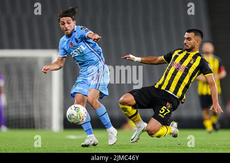 ISTANBUL, PAESI BASSI - AGOSTO 5: Abdulkadir Omur di Trabzonspor, Melih Kabasakal di Istambulspor durante la Super Lig match tra Istambulspor e Trabzonspor allo Stadio Olimpico Ataturk il 5 Agosto 2022 a Istanbul, Paesi Bassi (Foto di /Orange Pictures) Foto Stock