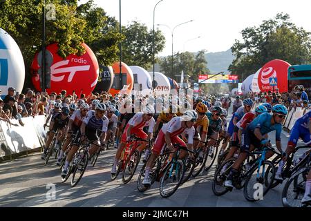 Cracovia, Polonia. 05th ago 2022. Il pelotone corre per strada mentre entra nel round finale del Blonia Park di Cracovia durante l'ultima 7th giornata del 79. Tour de Poulogne UCI World Tour a Cracovia, Polonia il 5 agosto 2022. (Foto di Dominika Zarzycka/Sipa USA) Credit: Sipa USA/Alamy Live News Foto Stock