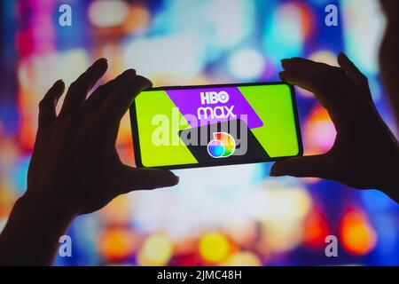 Brasile. 05th ago 2022. In questa figura, i logo HBO Max e Discovery Plus vengono visualizzati sullo schermo dello smartphone. (Foto di Rafael Henrique/SOPA Images/Sipa USA) Credit: Sipa USA/Alamy Live News Foto Stock