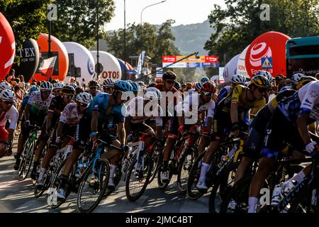 Cracovia, Polonia. 05th ago 2022. Il pelotone corre per strada mentre entra nel round finale del Blonia Park di Cracovia durante l'ultima 7th giornata del 79. Tour de Poulogne UCI World Tour a Cracovia, Polonia il 5 agosto 2022. (Foto di Dominika Zarzycka/Sipa USA) Credit: Sipa USA/Alamy Live News Foto Stock