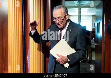 Washington, Stati Uniti. 05th ago 2022. Il leader della maggioranza del Senato Chuck Schumer (D-NY) parla della legge sulla riduzione dell'inflazione. Credit: SOPA Images Limited/Alamy Live News Foto Stock