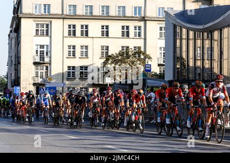 Cracovia, Polonia. 05th ago 2022. Il pelotone corre per strada mentre entra nel round finale del Blonia Park di Cracovia durante l'ultima 7th giornata del 79. Tour de Poulogne UCI World Tour a Cracovia, Polonia il 5 agosto 2022. (Foto di Dominika Zarzycka/Sipa USA) Credit: Sipa USA/Alamy Live News Foto Stock