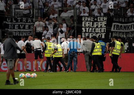 5th agosto 2022, Deutsche Bank Park, Francoforte, GER, 1st FBL, Eintracht Francoforte vs FC Bayern Monaco, le normative DFL vietano qualsiasi uso di fotografie come sequenze di immagini e/o quasi-video. Nella foto Un fan di Francoforte è sul campo ed è catturato dalle forze di sicurezza, un ultra da Francoforte sale sulla banda per liberarlo. Foto Stock