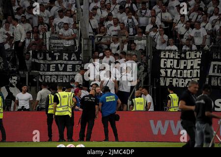 5th agosto 2022, Deutsche Bank Park, Francoforte, GER, 1st FBL, Eintracht Francoforte vs FC Bayern Monaco, le normative DFL vietano qualsiasi uso di fotografie come sequenze di immagini e/o quasi-video. Nella foto Un fan di Francoforte è sul campo ed è catturato dalle forze di sicurezza, un ultra da Francoforte sale sulla banda per liberarlo. Dopo di che cammina con lui nella curva del ventilatore. Foto Stock