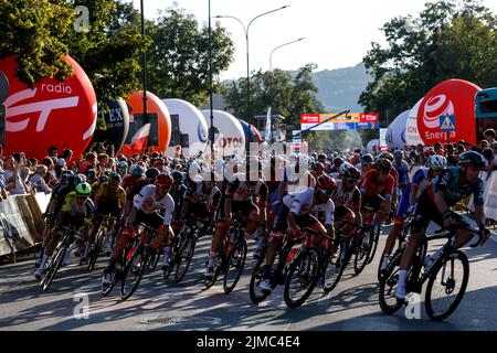 Cracovia, Polonia. 05th ago 2022. Il pelotone corre per strada mentre entra nel round finale del Blonia Park di Cracovia durante l'ultima 7th giornata del 79. Tour de Poulogne UCI World Tour a Cracovia, Polonia il 5 agosto 2022. (Foto di Dominika Zarzycka/Sipa USA) Credit: Sipa USA/Alamy Live News Foto Stock