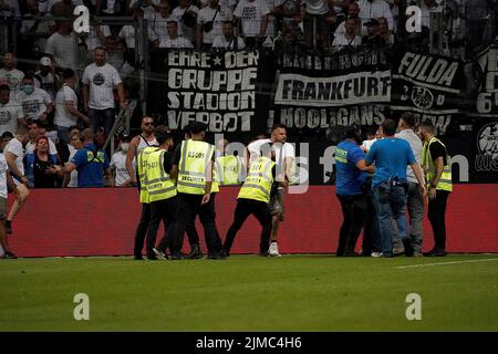 5th agosto 2022, Deutsche Bank Park, Francoforte, GER, 1st FBL, Eintracht Francoforte vs FC Bayern Monaco, le normative DFL vietano qualsiasi uso di fotografie come sequenze di immagini e/o quasi-video. Nella foto Un fan di Francoforte è sul campo ed è catturato dalle forze di sicurezza, un ultra da Francoforte sale sulla banda per liberarlo. Foto Stock