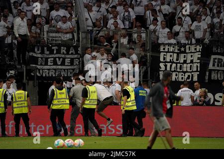 5th agosto 2022, Deutsche Bank Park, Francoforte, GER, 1st FBL, Eintracht Francoforte vs FC Bayern Monaco, le normative DFL vietano qualsiasi uso di fotografie come sequenze di immagini e/o quasi-video. Nella foto Un fan di Francoforte è sul campo ed è catturato dalle forze di sicurezza, un ultra da Francoforte sale sulla banda per liberarlo. Dopo di che cammina con lui nella curva del ventilatore. Foto Stock