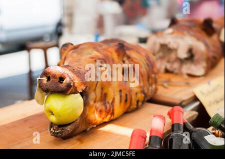 Maiale arrosto con mela in bocca. Tipica porchetta Italiana. Foto Stock