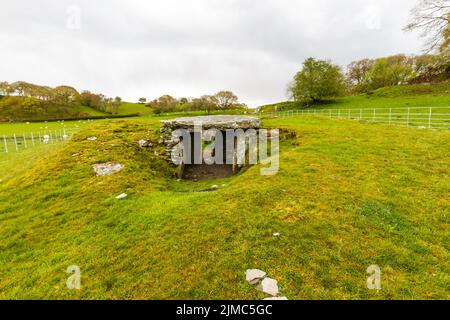 Camera di sepoltura di Capel Garmon, cairn preistorico con camere.. Betws-y-Coed, Galles del Nord, Regno Unito, paesaggio. Foto Stock