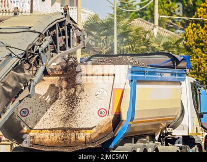 Ribaltabile carrello utilizzato nel lavoro di asfaltatura. La costruzione di strade. Foto Stock