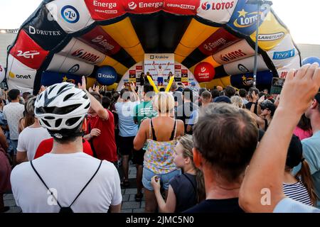 Cracovia, Polonia. 05th ago 2022. Il pubblico guarda la cerimonia di premiazione dopo l'ultimo 7th giorno del 79. Tour de Poulogne UCI World Tour a Cracovia, Polonia il 5 agosto 2022. (Foto di Dominika Zarzycka/Sipa USA) Credit: Sipa USA/Alamy Live News Foto Stock