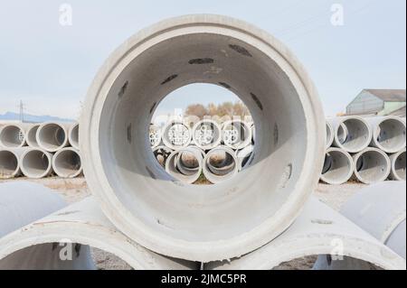 Tubo di cemento per l'edilizia Foto Stock