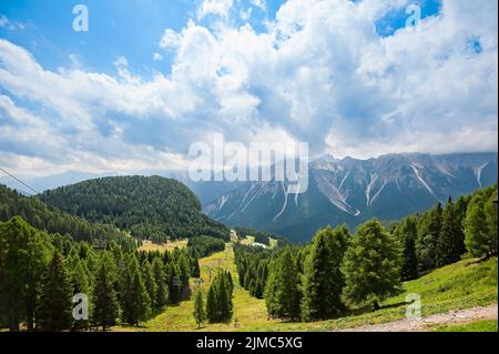 Paesaggio di montagna delle Dolomiti con la seggiovia Foto Stock