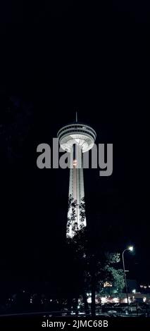 Una ripresa ad angolo basso della torre Skylon in piedi luce su una strada scura Foto Stock