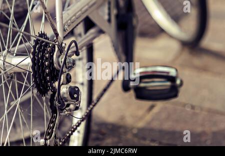 In bicicletta. La catena e la ruota dentata posteriore. Foto Stock