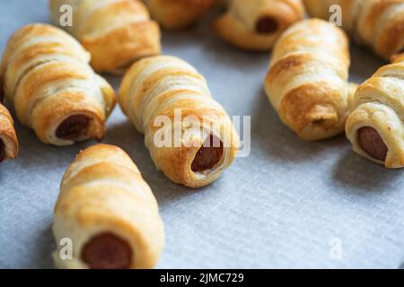 Maiali in coperta - minicollini con salsicce avvolte in pasta sfoglia. Foto Stock