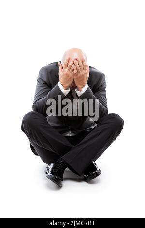 Piangendo uomo d'affari stanco o stressato in depressione mano nascondere faccia Foto Stock