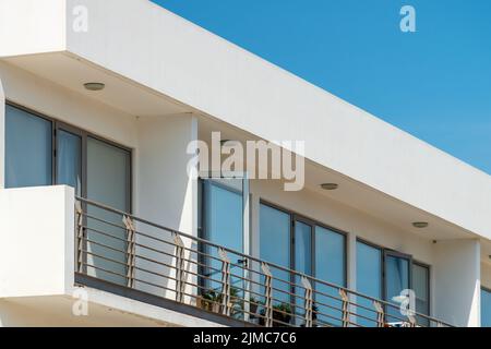 Moderno appartamento immobili in una giornata di sole con un cielo blu. Facciata di un moderno edificio di appartamenti Foto Stock