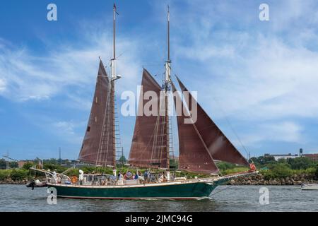 Tall Ship Inland Seas arriva a Cleveland, Ohio, USA durante il Tall Ships Festival, 7 luglio 2022. Foto Stock