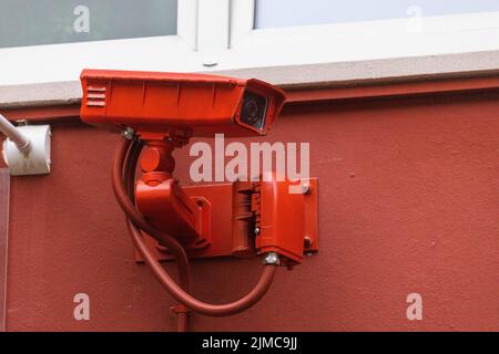 Friburgo, Germania. 05th ago 2022. Una videocamera è montata su una parete della casa. La polizia di Friburgo ha installato una rete di telecamere in una zona molto frequentata di notte, che sono ormai in funzione da poco tempo. Credit: Rin/dpa/Alamy Live News Foto Stock