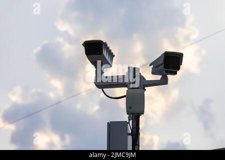 Friburgo, Germania. 05th ago 2022. Due telecamere di sorveglianza sono montate su un pilastro pubblicitario. La polizia di Friburgo ha installato una rete di telecamere in una zona molto frequentata di notte, che sono ormai in funzione da poco tempo. Credit: Rin/dpa/Alamy Live News Foto Stock