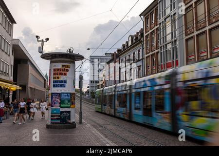 Friburgo, Germania. 05th ago 2022. Due telecamere di sorveglianza sono montate su una colonna pubblicitaria mentre passa un tram. La polizia di Friburgo ha installato una rete di telecamere in una zona molto frequentata di notte, che sono ormai in funzione da poco tempo. Credit: Rin/dpa/Alamy Live News Foto Stock