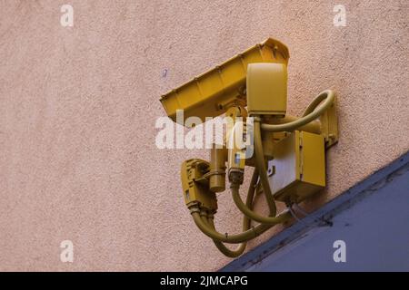 Friburgo, Germania. 05th ago 2022. Una videocamera è montata su una parete della casa. La polizia di Friburgo ha installato una rete di telecamere in una zona molto frequentata di notte, che sono ormai in funzione da poco tempo. Credit: Rin/dpa/Alamy Live News Foto Stock