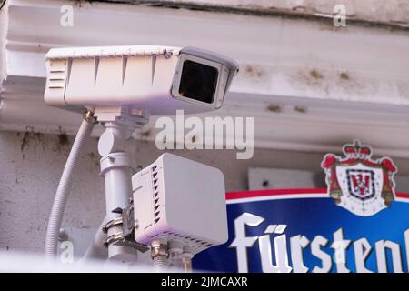 Friburgo, Germania. 05th ago 2022. Una videocamera è montata su una parete della casa. La polizia di Friburgo ha installato una rete di telecamere in una zona molto frequentata di notte, che sono ormai in funzione da poco tempo. Credit: Rin/dpa/Alamy Live News Foto Stock