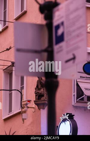 Friburgo, Germania. 05th ago 2022. Una videocamera è montata su una parete della casa mentre un cartello che indica la videosorveglianza può essere visto in primo piano. La polizia di Friburgo ha installato una rete di telecamere in una zona molto frequentata di notte, e queste telecamere sono ormai in funzione per un breve periodo. Credit: Rin/dpa/Alamy Live News Foto Stock