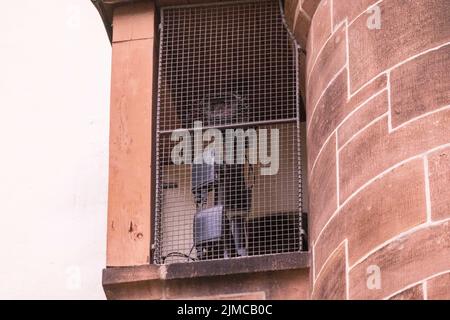 Friburgo, Germania. 05th ago 2022. Una videocamera è montata su un balcone. La polizia di Friburgo ha installato una rete di telecamere in una zona molto frequentata di notte, che sono ormai in funzione da poco tempo. Credit: Rin/dpa/Alamy Live News Foto Stock