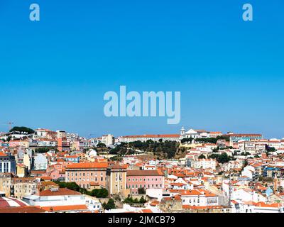 Vista dal Miradouro de Sao Pedro de Alcantara nella città alta di Bairro Alto, Lisbona, Portogallo Foto Stock