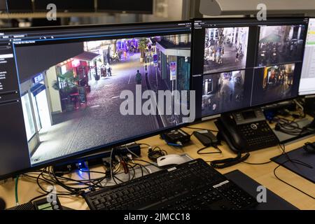 Friburgo, Germania. 05th ago 2022. Due monitor mostrano l'immagine live di diverse telecamere di sorveglianza nel centro di Friburgo. La polizia di Friburgo ha installato una rete di telecamere in una zona molto frequentata di notte, che sono ormai in funzione da poco tempo. Credit: Rin/dpa/Alamy Live News Foto Stock