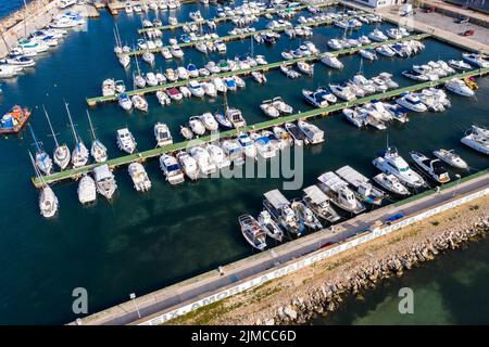 Vista aerea, Can Picafort, baia e porto, Maiorca, Isole Baleari, Spagna Foto Stock