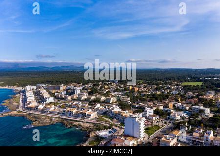 Vista aerea, Can Picafort, baia e porto, Maiorca, Isole Baleari, Spagna Foto Stock