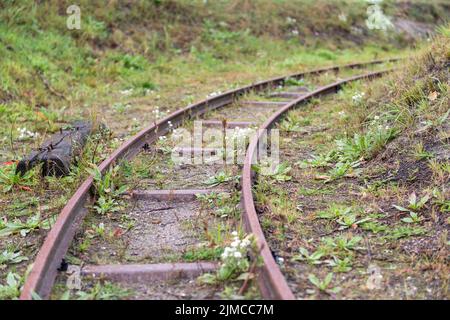 Vecchia ferrovia a scartamento ridotto che si deflette a destra Foto Stock