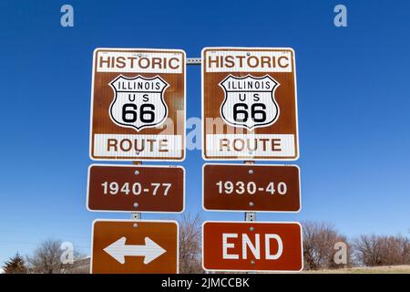 Due cartelli della storica Route 66 che mostrano il percorso utilizzato in quegli anni, Illinois, Stati Uniti. Route 66 o U.S. Foto Stock