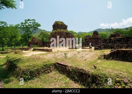My Son Sito Patrimonio dell'Umanità dell'UNESCO vicino Hoi An nel Vietnam centrale è un antico tempio indù complesso del popolo Cham. Rovine dell'antico tempio indù Foto Stock