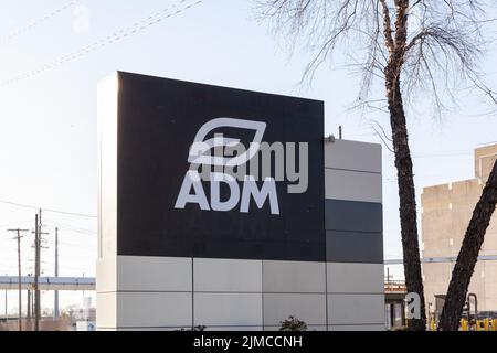 Decatur, Illinois, USA - 26 marzo 2022: Primo piano del logo ADM presso la loro struttura a Decatur, Illinois, USA. Foto Stock