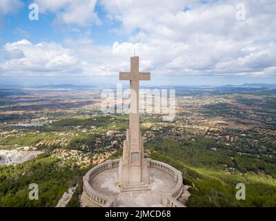 Creu d'es Picot, alto incrocio in pietra al Santuari de Sant Salvador, Santuario di Sant Salvador, vicino a Felanitx, Maiorca, Isole Baleari, Spagna Foto Stock