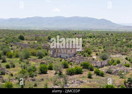 Rovinati edifici dell'epoca sovietica ad Agdam, città fantasma nel Nagorno-Karabakh repubblica. Risultato della guerra Foto Stock
