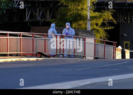 Londra, Regno Unito, 5th agosto, 2022. Le indagini della polizia sono state viste funzionare a seguito di una risposta della polizia armata dopo le segnalazioni di un uomo che trasportava un condotto di armi da fuoco-nastrato alla sua mano. Dopo che un occhio ha visto un gomma che è stato attivato che non ha avuto effetto, l'uomo è stato girato e un trattato sulla scena per le sue lesioni, prima di essere airlifed all'ospedale dove la sua condizione è sconosciuta. Si ritiene che l'incidente non sia collegato al terrore. Credit: Undicesima ora Fotografia/Alamy Live News Foto Stock