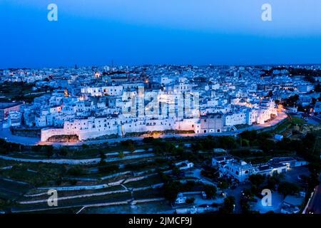 Veduta aerea al crepuscolo, villaggio di montagna, Ostuni, Puglia, Italia Meridionale Foto Stock