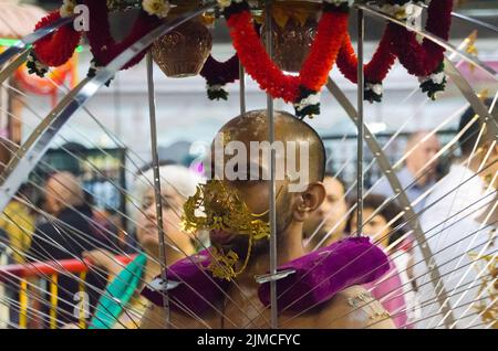 Devoto maschio che porta kavadi in Singapore Thaipusam festival Foto Stock